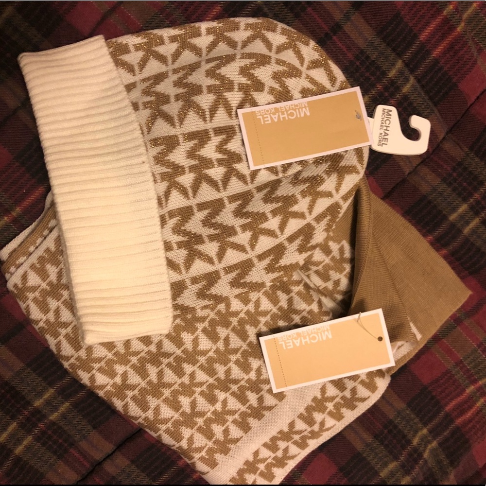 Micheal Kors Scarf & Toboggan Set